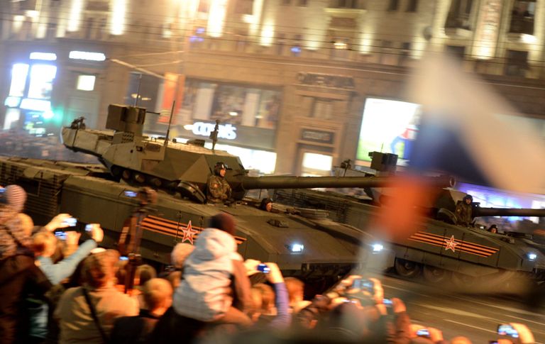 Танки на гусеничной платформе Т-14 Армата во время репетиции военного парада в Москве Танки на гусеничной платформе Т-14 Армата во время репетиции военного парада в Москве