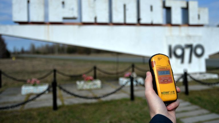 Замер радиационного фона в эвакуированном после аварии на ЧАЭС городе Припять в Чернобыльской Зоне Отчуждения Замер радиационного фона в эвакуированном после аварии на ЧАЭС городе Припять в Чернобыльской Зоне Отчуждения