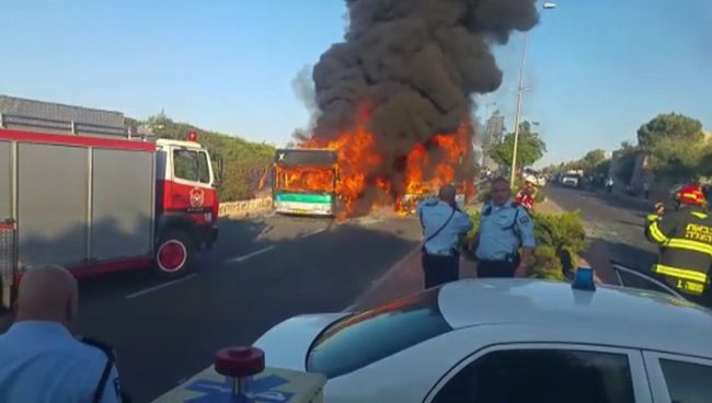 Пожарные тушили загоревшийся после взрыва бомбы автобус в Иерусалиме Пожарные тушили загоревшийся после взрыва бомбы автобус в Иерусалиме