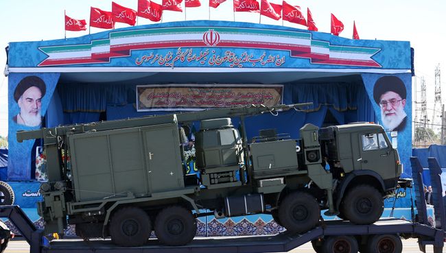 ЗРК С-300 на военном параде в Иране. 17 апреля 2016 ЗРК С-300 на военном параде в Иране. 17 апреля 2016