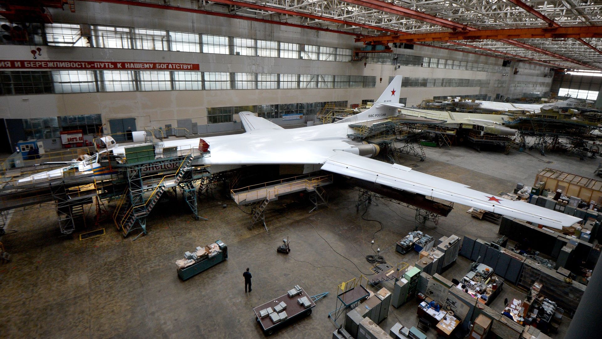 Стратегические бомбардировщики ТУ-160 в цехе Казанского авиазавода Стратегические бомбардировщики ТУ-160 в цехе Казанского авиазавода - РИА Новости, 1920, 20.12.2021