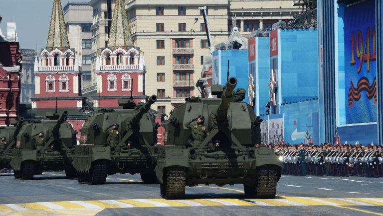 Самоходная артиллерийская установка (САУ) Коалиция-СВ во время военного парада Самоходная артиллерийская установка (САУ) Коалиция-СВ во время военного парада