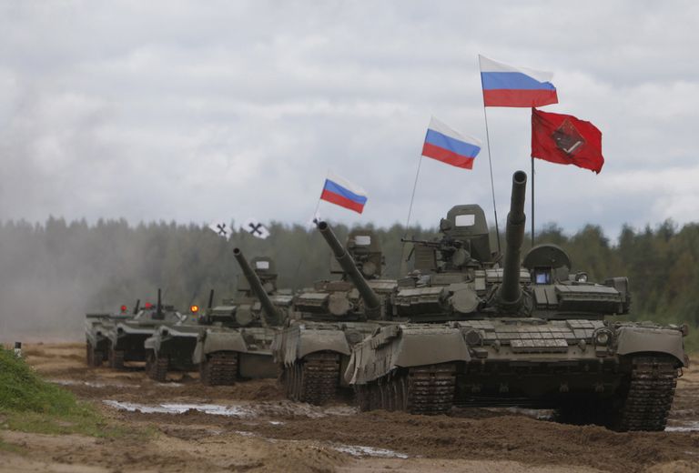 Танки Т-80 во время показательных выступлений на танковом шоу в Ленинградской области Танки Т-80 во время показательных выступлений на танковом шоу в Ленинградской области