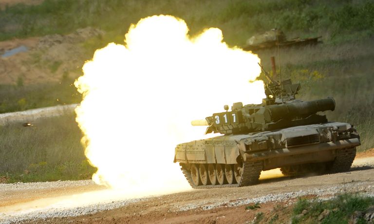 Танк Т-80 во время показа техники в рамках подготовки к международному военно-техническому форуму Армия-2015 в Московской области Танк Т-80 во время показа техники в рамках подготовки к международному военно-техническому форуму Армия-2015 в Московской области