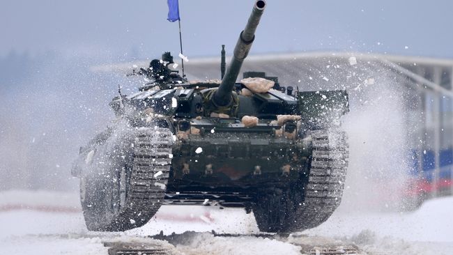 Танк Т-72 на дистанции соревнований отборочного этапа конкурса Танковый биатлон-2016 Танк Т-72 на дистанции соревнований отборочного этапа конкурса Танковый биатлон-2016