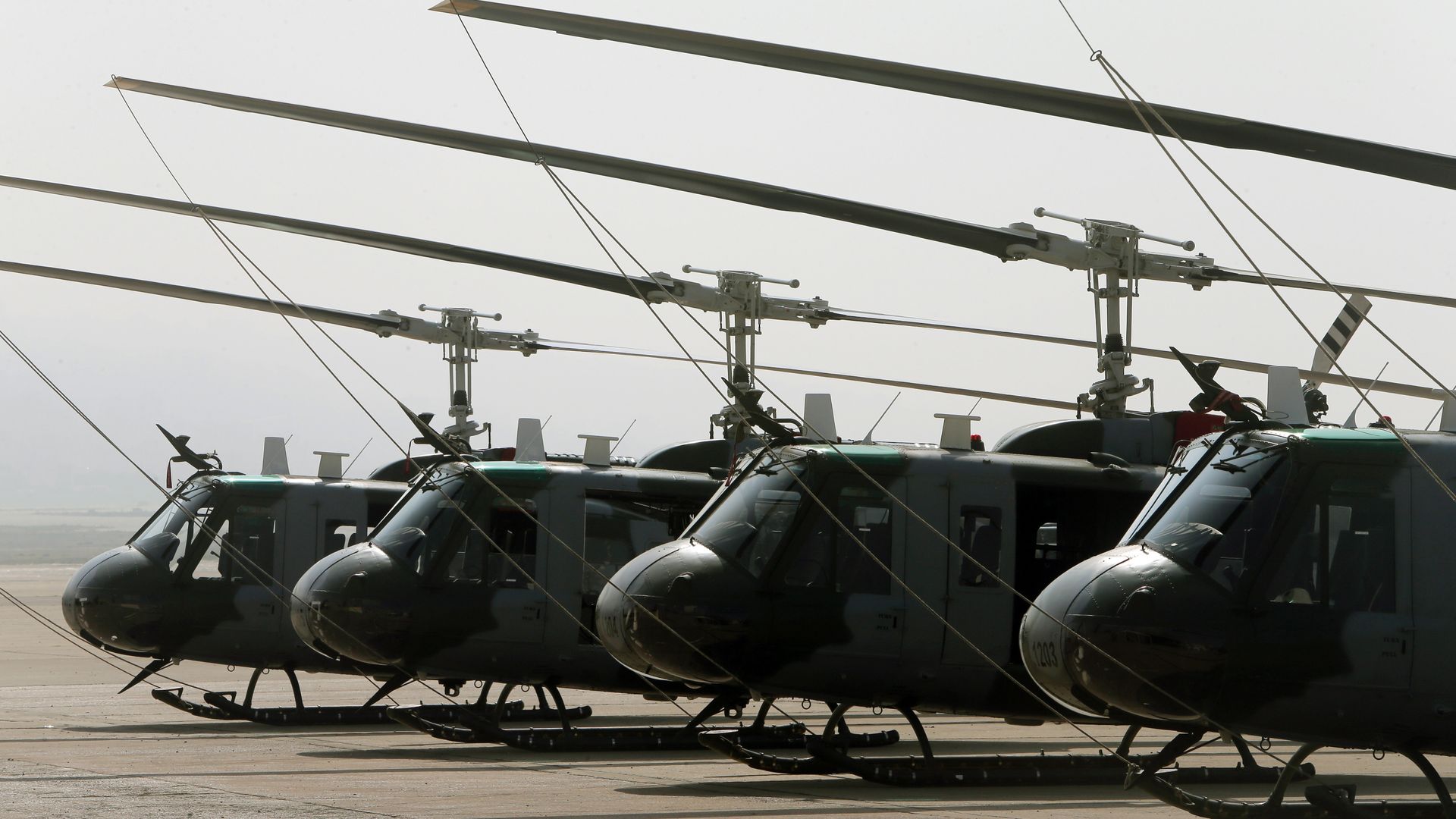 Вертолеты UH-1 Вертолеты UH-1 - РИА Новости, 1920, 14.05.2025