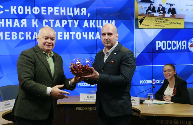 Генеральный директор МИА Россия сегодня Дмитрий Киселев и сопредседатель Общероссийского общественного движения Бессмертный полк России Николай Земцов на пресс-конференции, приуроченной к старту акции Георгиевская ленточка Генеральный директор МИА Россия сегодня Дмитрий Киселев и сопредседатель Общероссийского общественного движения Бессмертный полк России Николай Земцов на пресс-конференции, приуроченной к старту акции Георгиевская ленточка