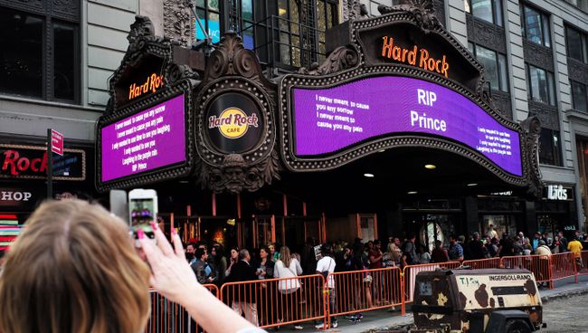 Надпись на вывеске Hard Rock Cafe в память о музыканте Принс. Нью-Йорк, США