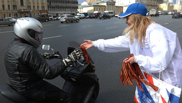 Волонтер раздает георгиевские ленточки в центре Москвы в рамках акции Георгиевская ленточка, посвященной 71-й годовщине Победы в Великой Отечественной войне. Волонтер раздает георгиевские ленточки в центре Москвы в рамках акции Георгиевская ленточка, посвященной 71-й годовщине Победы в Великой Отечественной войне.