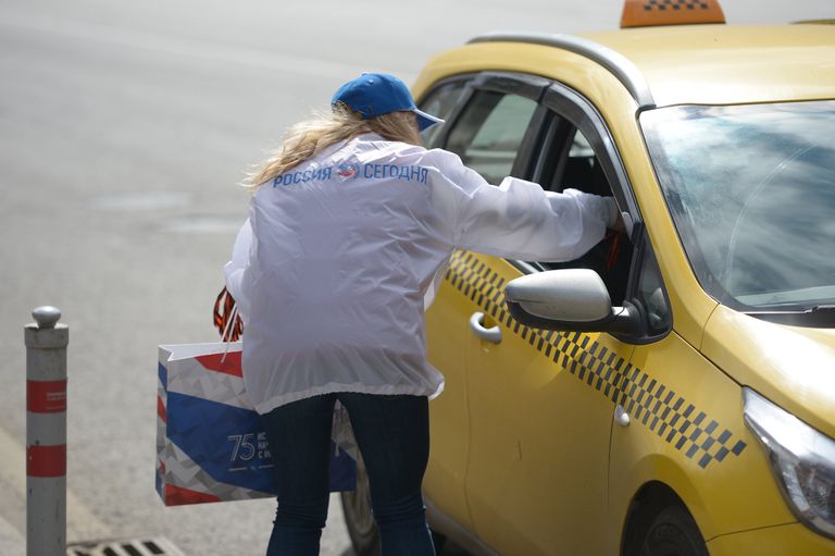 Волонтер раздает георгиевские ленточки в центре Москвы в рамках акции Георгиевская ленточка, посвященной 71-й годовщине Победы в Великой Отечественной войне Волонтер раздает георгиевские ленточки в центре Москвы в рамках акции Георгиевская ленточка, посвященной 71-й годовщине Победы в Великой Отечественной войне