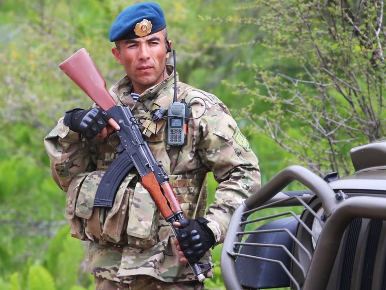 Военнослужащий армии Таджикистана во время совместных учений подразделений военной разведки государств-членов ОДКБ Поиск 2016 в Таджикистане Военнослужащий армии Таджикистана во время совместных учений подразделений военной разведки государств-членов ОДКБ Поиск 2016 в Таджикистане