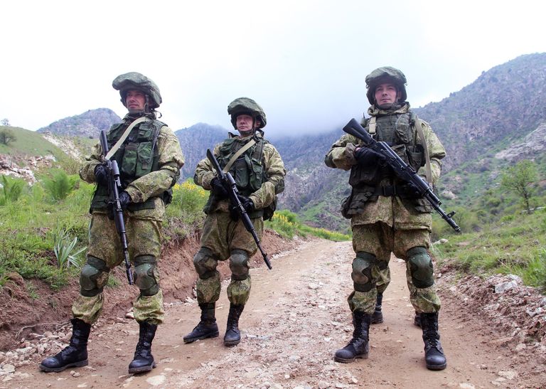 Военнослужащие российской армии во время совместных учений подразделений военной разведки государств-членов Организации договора о коллективной безопасности (ОДКБ) Поиск 2016 в Таджикистане Военнослужащие российской армии во время совместных учений подразделений военной разведки государств-членов Организации договора о коллективной безопасности (ОДКБ) Поиск 2016 в Таджикистане
