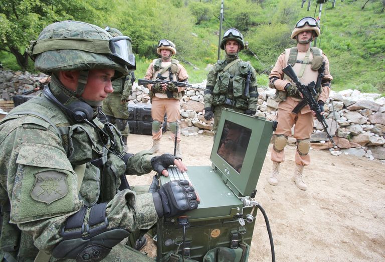 Военнослужащий армии Белоруссии демонстрирует работу системы радиоэлектронной разведки на выставке образцов вооружений и военной техники в рамках совместных учений подразделений военной разведки государств-членов ОДКБ Поиск 2016 в Таджикистане Военнослужащий армии Белоруссии демонстрирует работу системы радиоэлектронной разведки на выставке образцов вооружений и военной техники в рамках совместных учений подразделений военной разведки государств-членов ОДКБ Поиск 2016 в Таджикистане