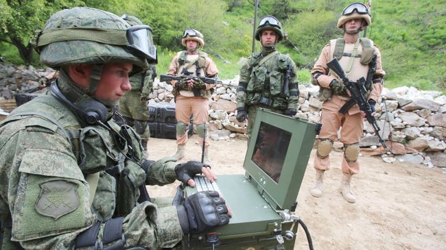 Военнослужащий армии Белоруссии демонстрирует работу системы радиоэлектронной разведки