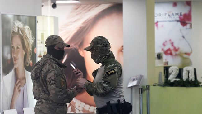 Сотрудники ФСБ в московском офисе компании Oriflame Сотрудники ФСБ в московском офисе компании Oriflame