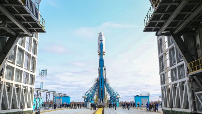 Ракета-носитель Союз-2.1а с космическими аппаратами Ломоносов, Аист-2Д и SamSat-218 на стартовой площадке космодрома Восточный. Ракета-носитель Союз-2.1а с космическими аппаратами Ломоносов, Аист-2Д и SamSat-218 на стартовой площадке космодрома Восточный.