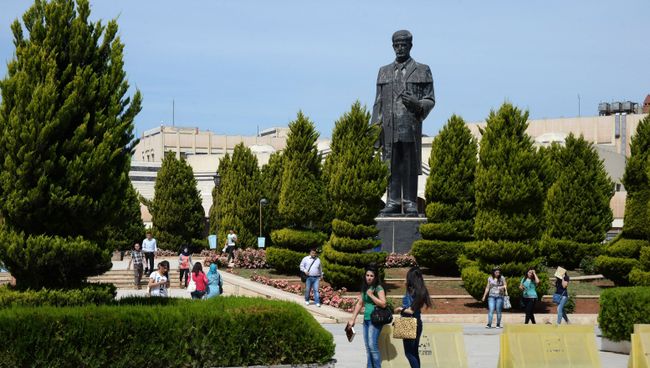 Студенты на территории университета Аль-Баас в Хомсе. Архивное фото Студенты на территории университета Аль-Баас в Хомсе. Архивное фото