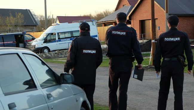 Сотрудники правоохранительных органов на улице поселка Ивашевка Сызранского района Самарской области