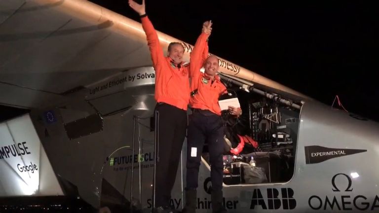 Как встречали пилотов Solar Impulse 2 после перелета над Тихим океаном Как встречали пилотов Solar Impulse 2 после перелета над Тихим океаном