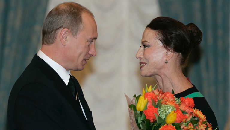 Президент РФ Владимир Путин наградил орденом За заслуги перед Отечеством I степени балерину Майю Плисецкую