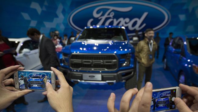 Посетители фотографируют автомобиль Ford F-150 Raptor. Пекинский автосалон, апрель 2016