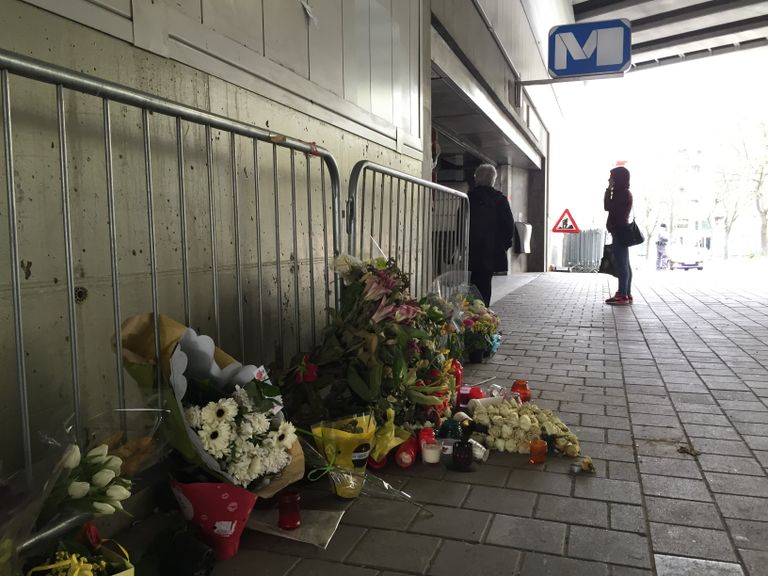 Цветы у входа на станцию метро Мальбек в Брюсселе, Бельгия Цветы у входа на станцию метро Мальбек в Брюсселе, Бельгия