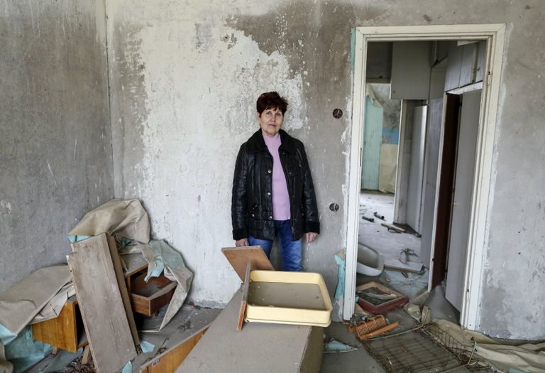 Зоя Перевозченко позирует для фотографии в своей квартире, она была эвакуирована после взрыва на Чернобыльской АЭС Зоя Перевозченко позирует для фотографии в своей квартире, она была эвакуирована после взрыва на Чернобыльской АЭС