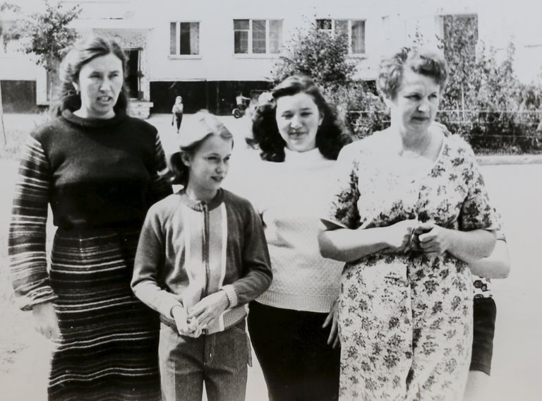 Семейная фотография Валентины Ермаковой и Елены Куприяновой с родными до катастрофы на Чернобыльской АЭС в в городе Припяти Семейная фотография Валентины Ермаковой и Елены Куприяновой с родными до катастрофы на Чернобыльской АЭС в в городе Припяти