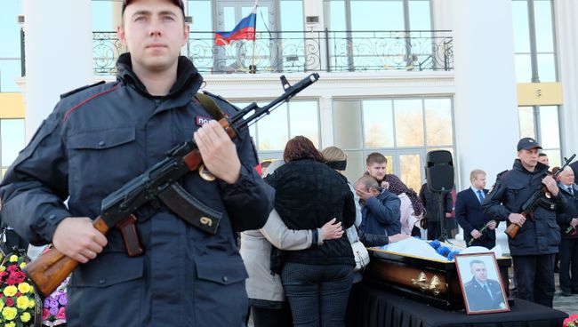 Церемония прощания с заместителем начальника штаба ГУ МВД России по региону Андреем Гоштом на площади имени Ленина в Самаре Церемония прощания с заместителем начальника штаба ГУ МВД России по региону Андреем Гоштом на площади имени Ленина в Самаре