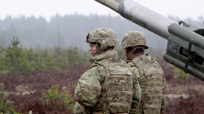 Военнослужащие блока НАТО возле гаубицы М-777 на военных учениях Operation Summer Shield на полигоне Адажи в Латвии Военнослужащие блока НАТО возле гаубицы М-777 на военных учениях Operation Summer Shield на полигоне Адажи в Латвии