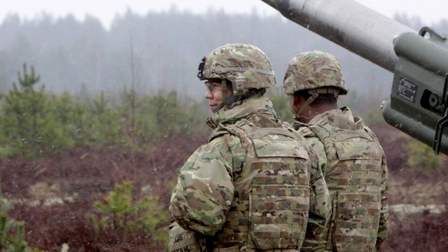 Военнослужащие блока НАТО возле гаубицы М-777 на военных учениях Operation Summer Shield на полигоне Адажи в Латвии. Архивное фото Военнослужащие блока НАТО возле гаубицы М-777 на военных учениях Operation Summer Shield на полигоне Адажи в Латвии. Архивное фото