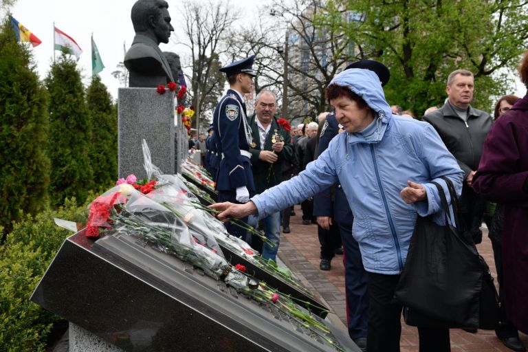 Участники митинга-реквиема, посвященного памяти жертв аварии на Чернобыльской АЭС Участники митинга-реквиема, посвященного памяти жертв аварии на Чернобыльской АЭС
