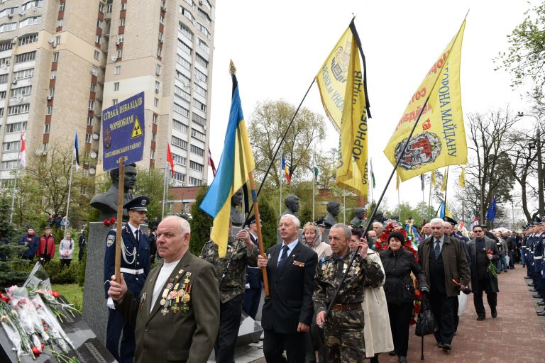 Участники митинга-реквиема, посвященного памяти жертв аварии на Чернобыльской АЭС Участники митинга-реквиема, посвященного памяти жертв аварии на Чернобыльской АЭС