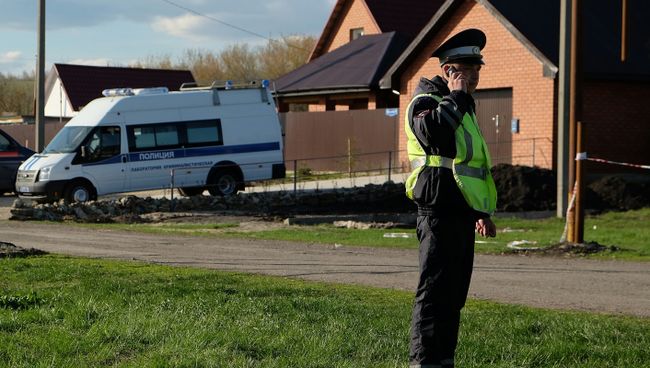 Сотрудник правоохранительных органов на улице поселка Ивашевка Сызранского района Самарской области. Архивное фото