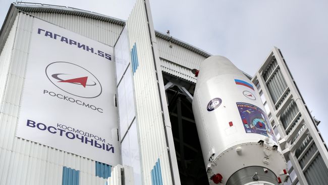 Вывоз ракеты Союз-2.1а с космическими аппаратами на стартовую площадку космодрома Восточный
