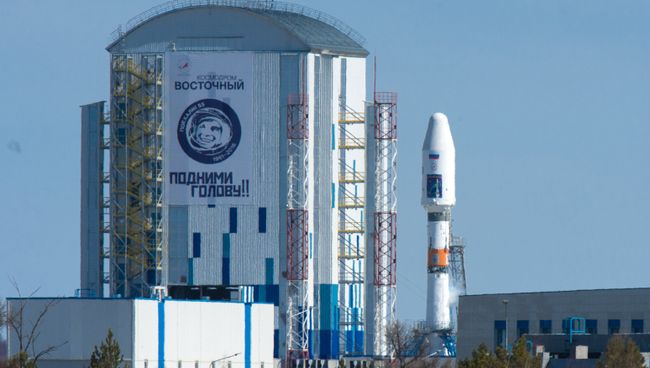Ракета-носитель Союз-2.1а с российскими космическими аппаратами на стартовом комплексе космодрома Восточный Ракета-носитель Союз-2.1а с российскими космическими аппаратами на стартовом комплексе космодрома Восточный