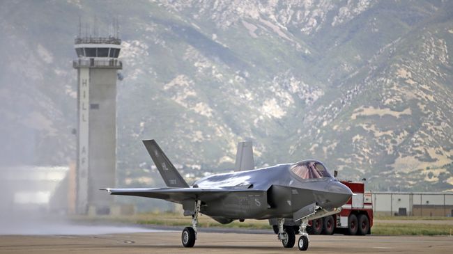 Американский истребитель Lockheed Martin F-35 Lightning II Американский истребитель Lockheed Martin F-35 Lightning II