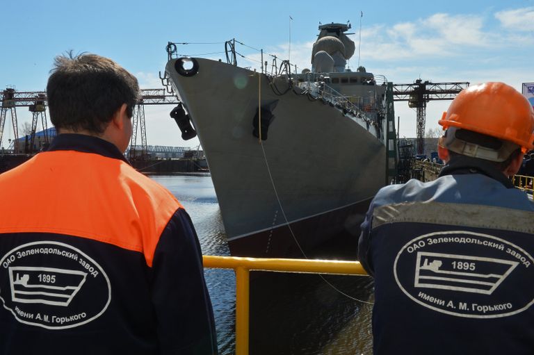 Сотрудники Зеленодольского завода имени А.М. Горького на церемонии спуска на воду фрегата Гепард-3.9, предназначенного для ВМС Вьетнама, в Зеленодольске Сотрудники Зеленодольского завода имени А.М. Горького на церемонии спуска на воду фрегата Гепард-3.9, предназначенного для ВМС Вьетнама, в Зеленодольске