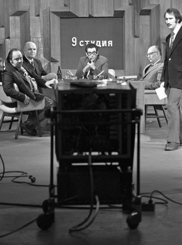 Валентин Зорин ведёт телепередачу 9 студия Валентин Зорин ведёт телепередачу 9 студия