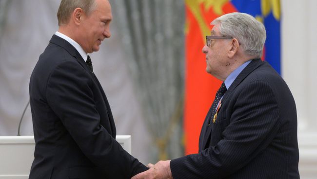 Президент России Владимир Путин и политолог Валентин Зорин во время церемонии вручения государственных наград в Кремле Президент России Владимир Путин и политолог Валентин Зорин во время церемонии вручения государственных наград в Кремле