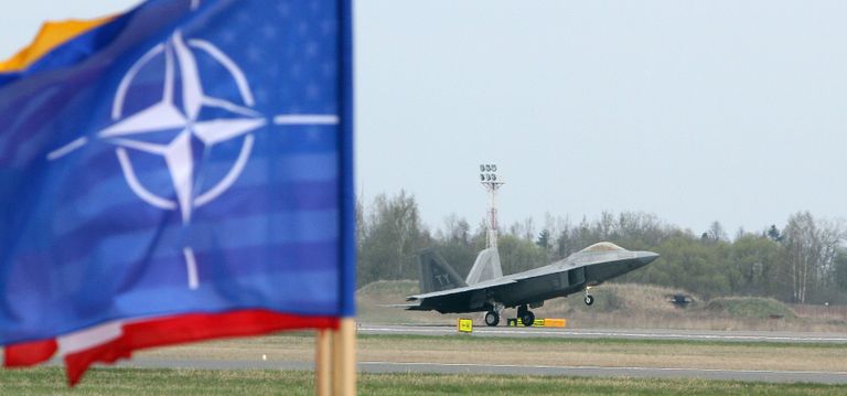 Истребитель ВВС США F-22 Raptor на авиабазе Зокняй, Литва Истребитель ВВС США F-22 Raptor на авиабазе Зокняй, Литва