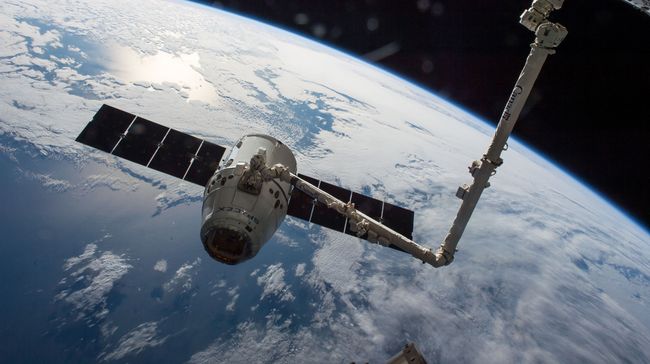 Пристыковка американского грузового корабля Dragon к МКС. Архивное фото Пристыковка американского грузового корабля Dragon к МКС. Архивное фото