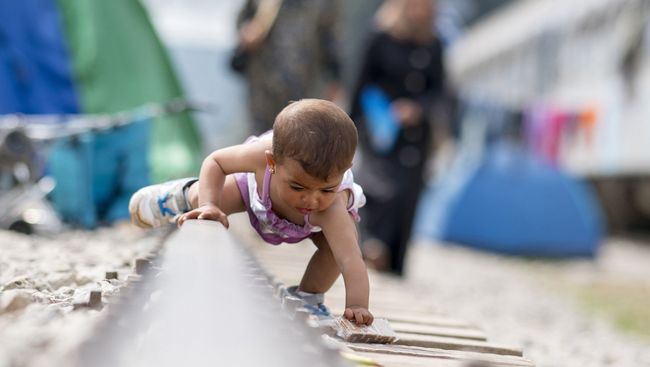 Ребенок в лагере для мигрантов и беженцев. Архивное фото Ребенок в лагере для мигрантов и беженцев. Архивное фото