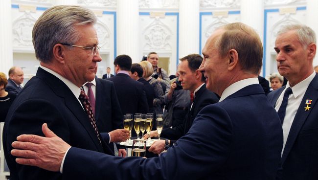 Президент РФ В. Путин вручил медали Герой Труда Российской Федерации