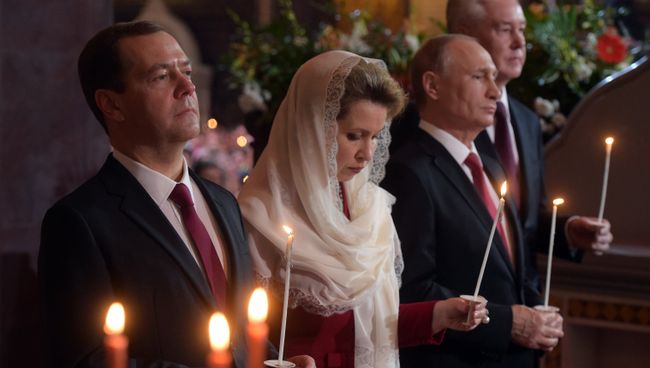 Президент РФ В. Путин и премьер-министр РФ Д. Медведев на пасхальном богослужении. Архивное фото