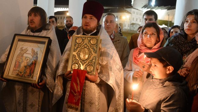 Священнослужители и прихожане во время крестного хода в пасхальную ночь у церкви Святой великомученицы Параскевы Пятницы в Казани Священнослужители и прихожане во время крестного хода в пасхальную ночь у церкви Святой великомученицы Параскевы Пятницы в Казани