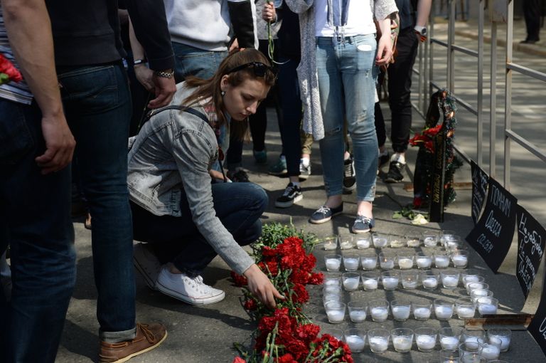 Девушка возлагает цветы во время акции в память о погибших при пожаре в одесском Доме профсоюзов у посольства Украины в Москве Девушка возлагает цветы во время акции в память о погибших при пожаре в одесском Доме профсоюзов у посольства Украины в Москве