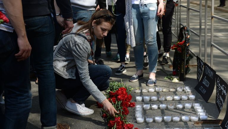 Девушка возлагает цветы во время акции в память о погибших при пожаре в одесском Доме профсоюзов у посольства Украины в Москве Девушка возлагает цветы во время акции в память о погибших при пожаре в одесском Доме профсоюзов у посольства Украины в Москве