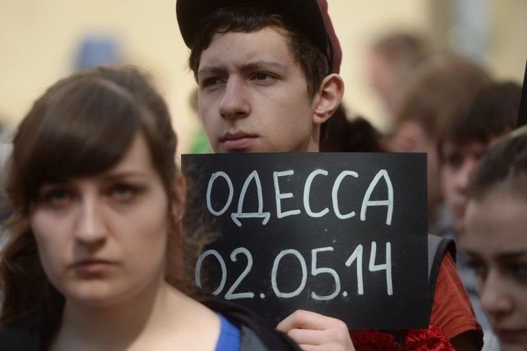 Участники акции в память о погибших при пожаре в одесском Доме профсоюзов у посольства Украины в Москве Участники акции в память о погибших при пожаре в одесском Доме профсоюзов у посольства Украины в Москве