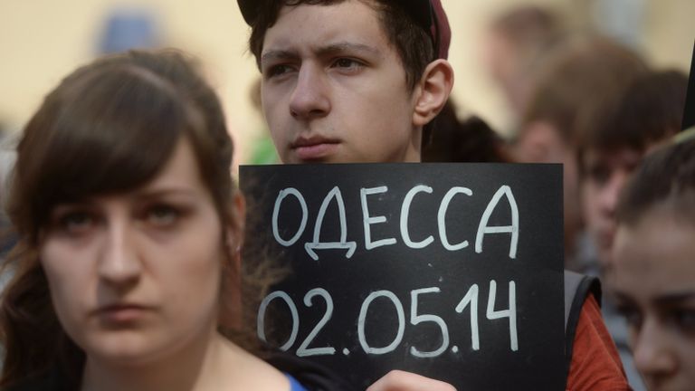 Участники акции в память о погибших при пожаре в одесском Доме профсоюзов у посольства Украины в Москве Участники акции в память о погибших при пожаре в одесском Доме профсоюзов у посольства Украины в Москве